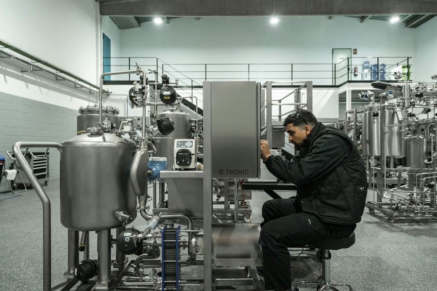 Operador acompanhando máquinas na fábrica